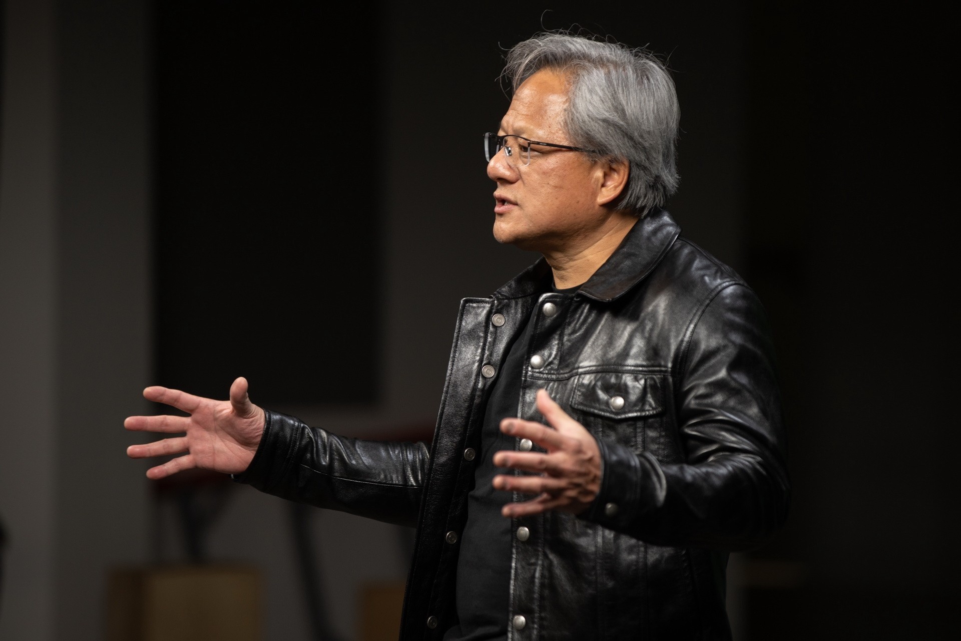 英伟达CEO黄仁勋联手思科，启动“物理AI”千亿级生态投资